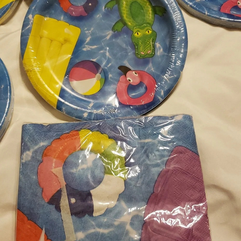 Nwt Pool party desert plates and napkins